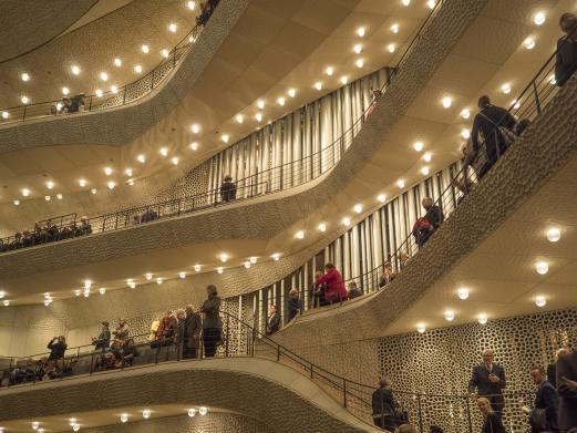 Besucher im Konzertsaal in der Elphilharmonie Hamburg