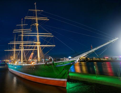 Museumsschiff Rickmer Rickmers bei Nacht